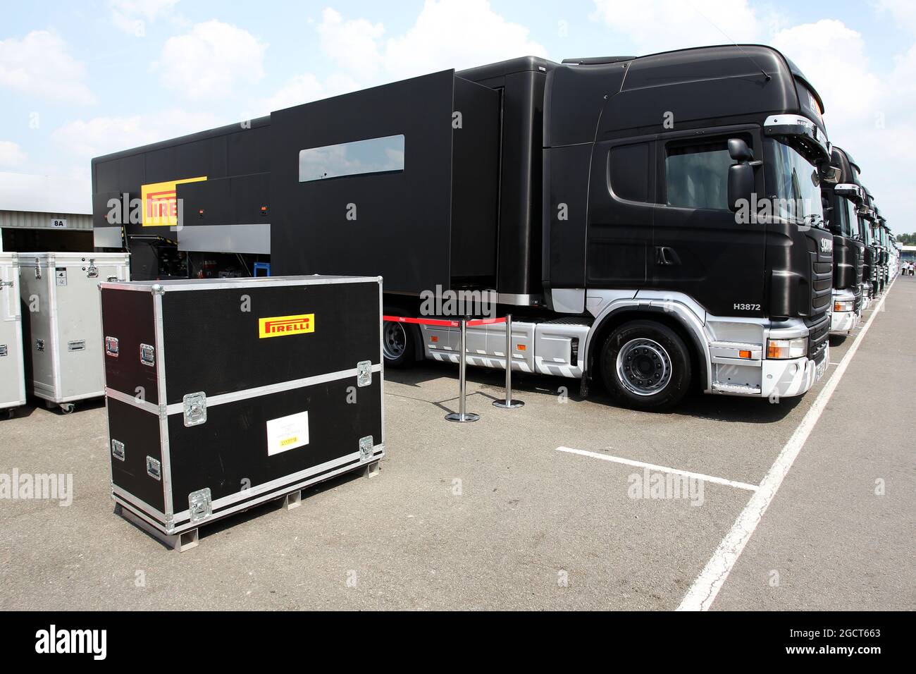 I camion Pirelli nel paddock. Formula uno Young Drivers Test, Day 1, mercoledì 17 luglio 2013. Silverstone, Inghilterra. Foto Stock
