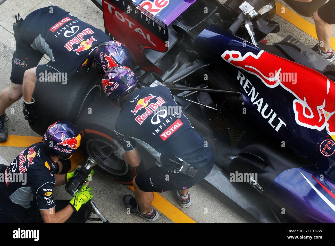 Red Bull Racing si ferma ai box. Test dei giovani piloti di Formula uno, giorno 2, giovedì 18 luglio 2013. Silverstone, Inghilterra. Foto Stock