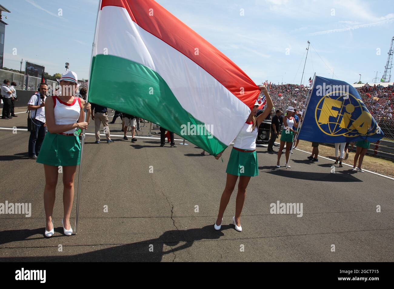Griglia ragazze con la bandiera ungherese. Gran Premio di Ungheria, domenica 28 luglio 2013. Budapest, Ungheria. Foto Stock