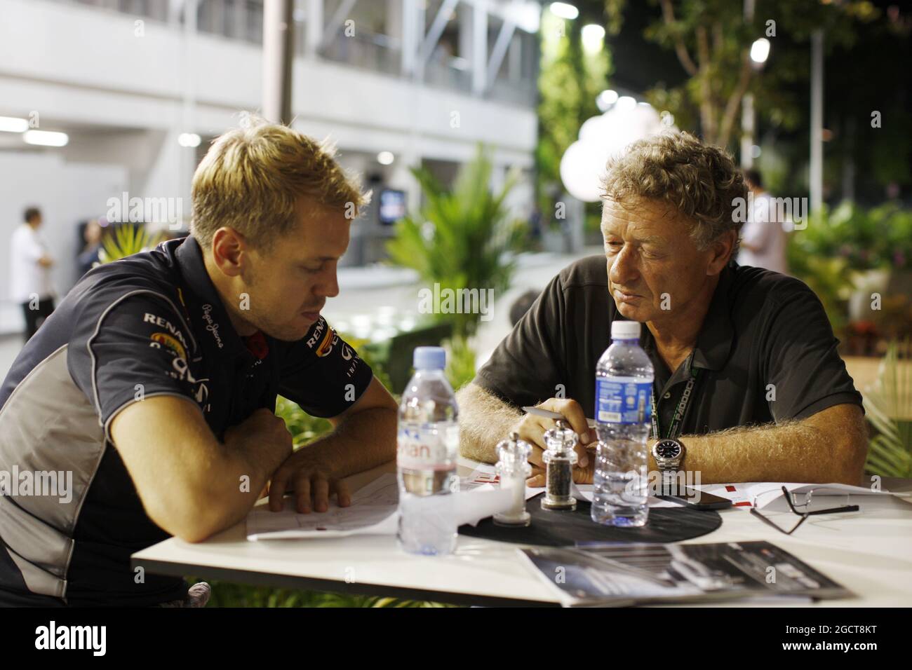 (Da L a R): Sebastian Vettel (GER) Red Bull Racing con Hermann Tilke (GER) Circuit Designer. Gran Premio di Singapore, sabato 21 settembre 2013. Circuito Marina Bay Street, Singapore. Foto Stock