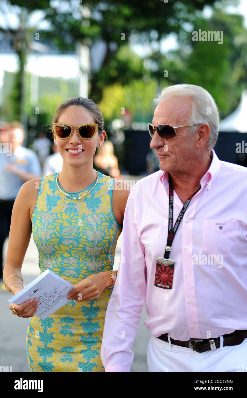 (Da L a R): Jessica Michibata (JPN) con John Button (GBR). Gran Premio di Singapore, domenica 22 settembre 2013. Circuito Marina Bay Street, Singapore. Foto Stock