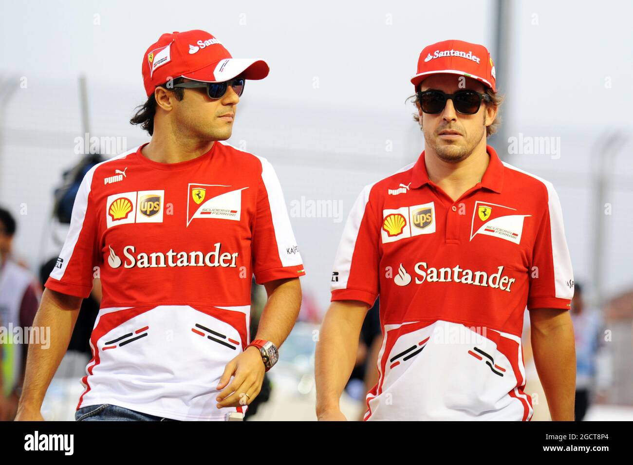 (Da L a R): Felipe massa (BRA) Ferrari e Fernando Alonso (ESP) Ferrari sulla sfilata piloti. Gran Premio di Singapore, domenica 22 settembre 2013. Circuito Marina Bay Street, Singapore. Foto Stock