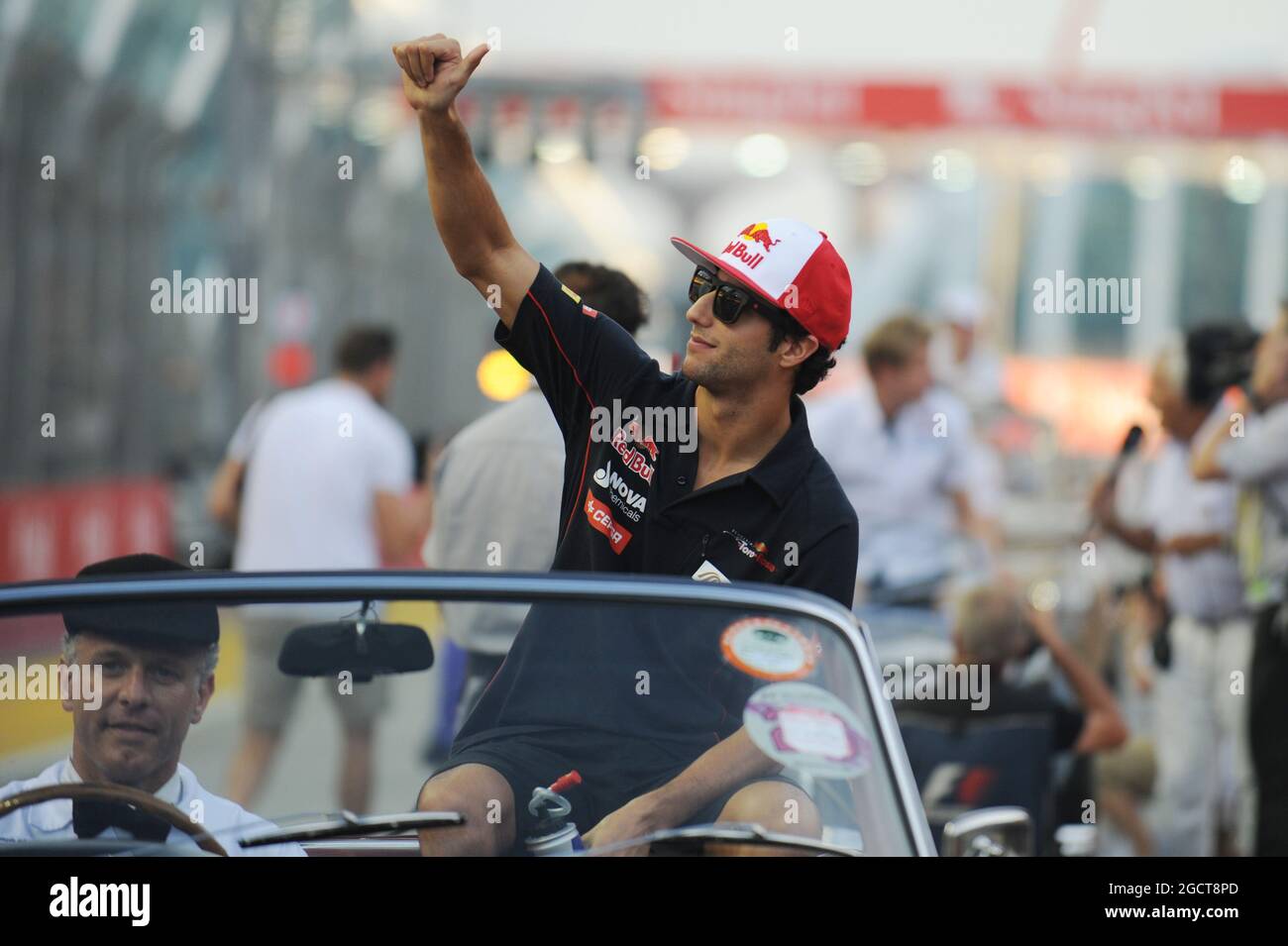 Daniel Ricciardo (AUS) Scuderia Toro Rosso sulla sfilata dei piloti. Gran Premio di Singapore, domenica 22 settembre 2013. Circuito Marina Bay Street, Singapore. Foto Stock