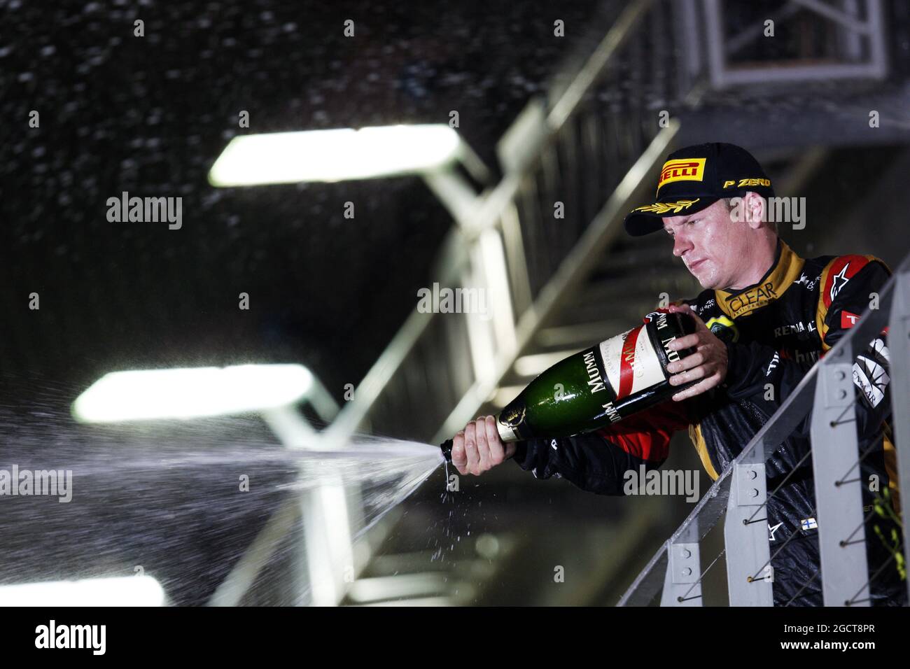 Kimi Raikkonen (fin) Lotus F1 Team festeggia la sua terza posizione con lo champagne sul podio. Gran Premio di Singapore, domenica 22 settembre 2013. Circuito Marina Bay Street, Singapore. Foto Stock