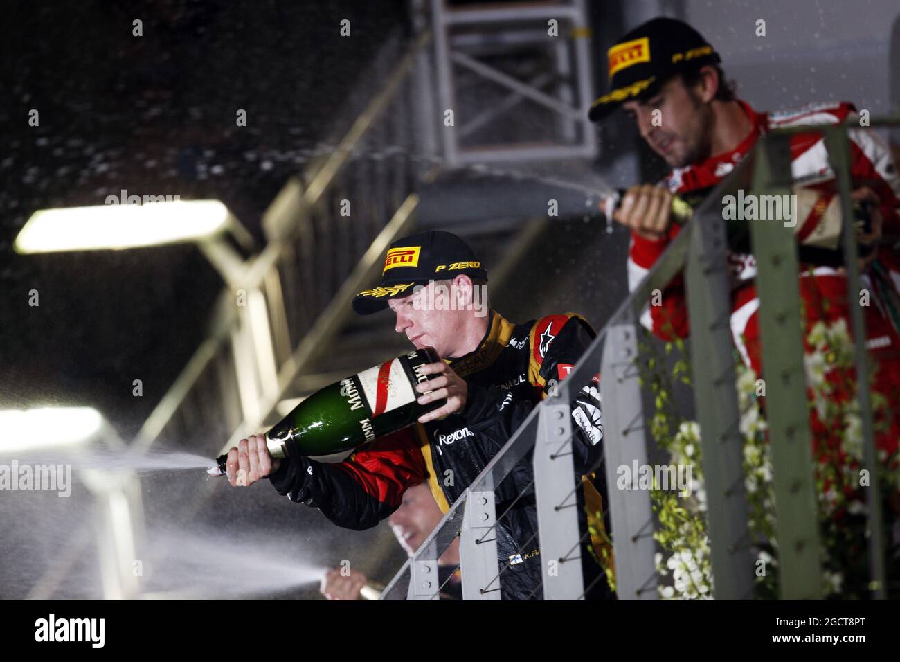(Da L a R): Terzo posto Kimi Raikkonen (fin) Lotus F1 Team e secondo posto Fernando Alonso (ESP) Ferrari festeggia con lo champagne sul podio. Gran Premio di Singapore, domenica 22 settembre 2013. Circuito Marina Bay Street, Singapore. Foto Stock