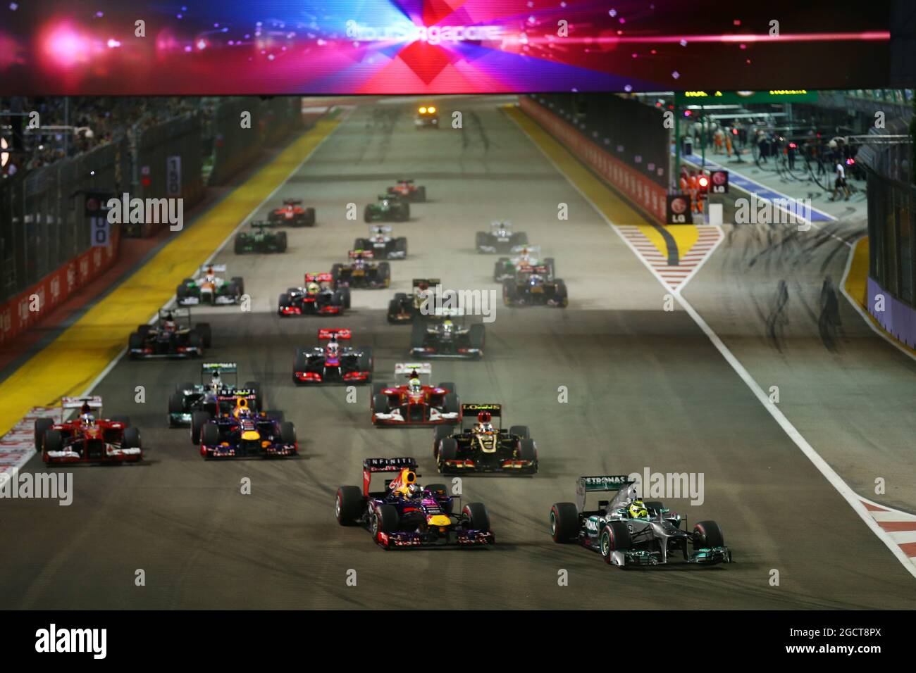 Nico Rosberg (GER) la Mercedes AMG F1 W04 conduce Sebastian Vettel (GER) Red Bull Racing RB9 nella prima curva al via della gara. Gran Premio di Singapore, domenica 22 settembre 2013. Circuito Marina Bay Street, Singapore. Foto Stock