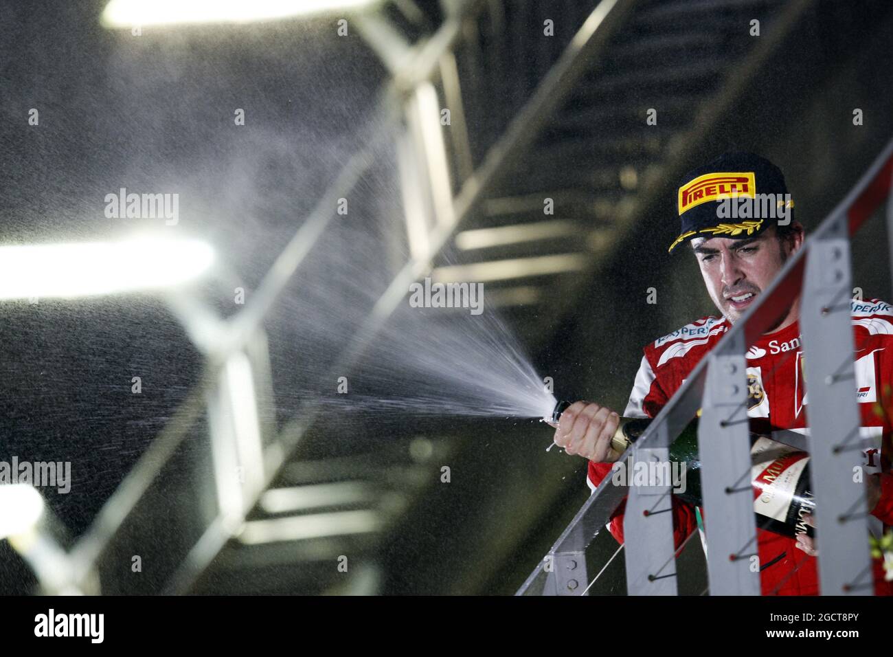 Fernando Alonso (ESP) Ferrari festeggia la sua seconda posizione con lo champagne sul podio. Gran Premio di Singapore, domenica 22 settembre 2013. Circuito Marina Bay Street, Singapore. Foto Stock