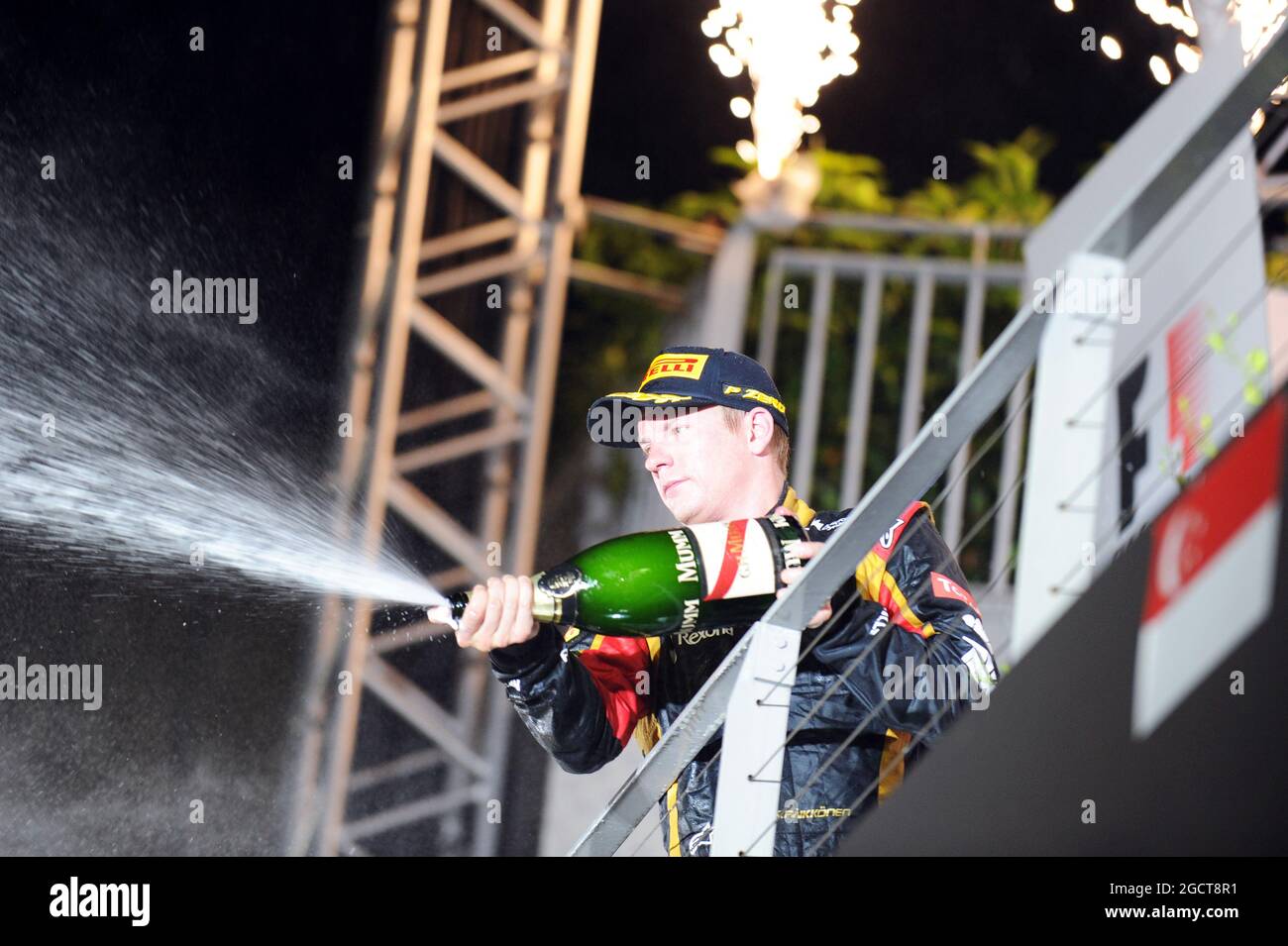 Kimi Raikkonen (fin) Lotus F1 Team festeggia la sua terza posizione sul podio. Gran Premio di Singapore, domenica 22 settembre 2013. Circuito Marina Bay Street, Singapore. Foto Stock