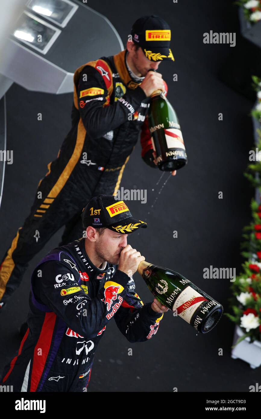 Il vincitore della gara Sebastian Vettel (GER) Red Bull Racing festeggia sul podio con il terzo posto Romain Grosjean (fra) Lotus F1 Team. Gran Premio di Corea, domenica 6 ottobre 2013. Yeongam, Corea del Sud. Foto Stock