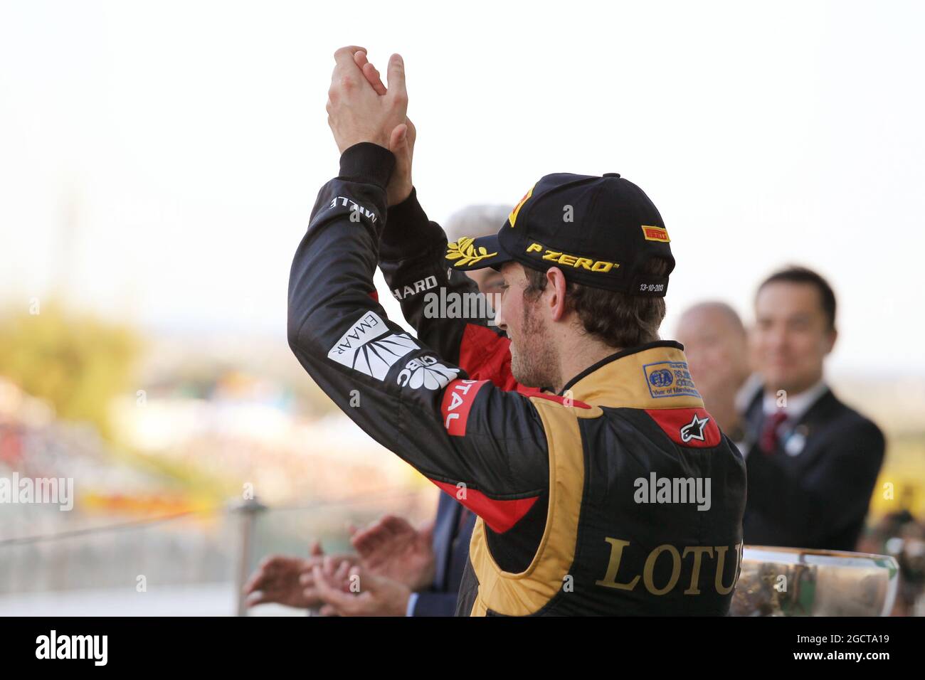 Romain Grosjean (fra) Lotus F1 Team festeggia la sua terza posizione sul podio. Gran Premio del Giappone, domenica 13 ottobre 2013. Suzuka, Giappone. Foto Stock