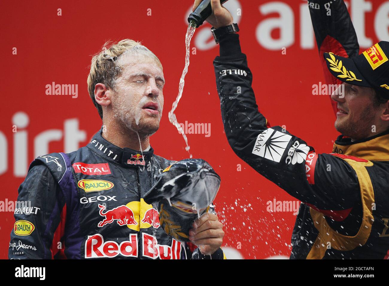 Vincitore della gara e campione del mondo Sebastian Vettel (GER) Red Bull Racing festeggia sul podio con il terzo posto del Romain Grosjean (fra) Lotus F1 Team. Gran Premio d'India, domenica 27 ottobre 2013. Grande Noida, Nuova Delhi, India. Foto Stock