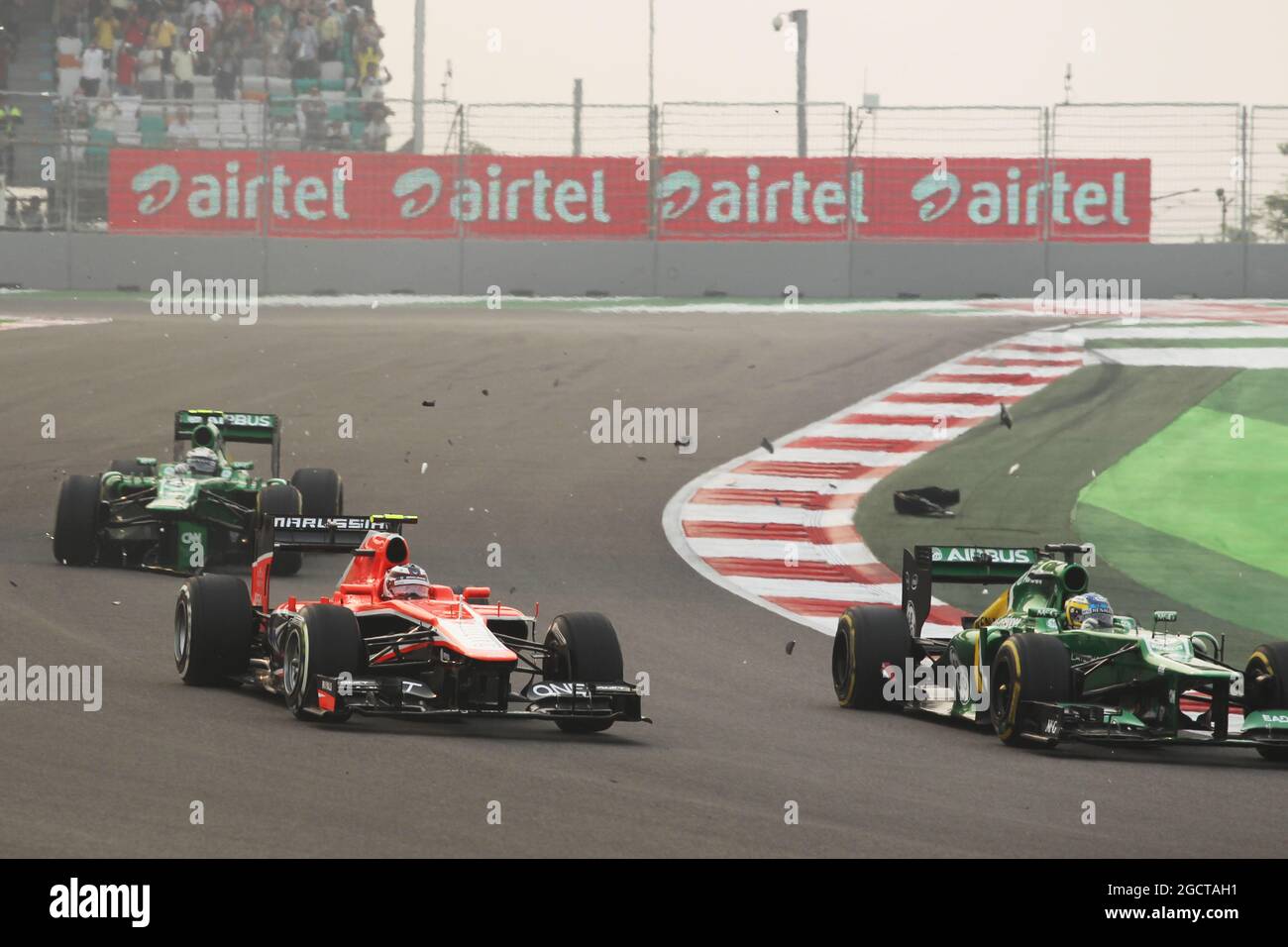 Charles Pic (fra) Caterham CT03, Max Chilton (GBR) Marussia F1 Team MR02 e Giedo van der Garde (NLD) Caterham CT03 coinvolti in contatto all'inizio della gara. Gran Premio d'India, domenica 27 ottobre 2013. Grande Noida, Nuova Delhi, India. Foto Stock