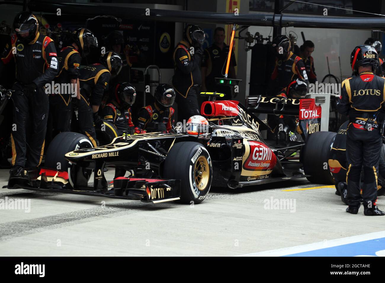 Romain Grosjean (fra) Lotus F1 E21 fa una sosta ai box. Gran Premio d'India, domenica 27 ottobre 2013. Grande Noida, Nuova Delhi, India. Foto Stock