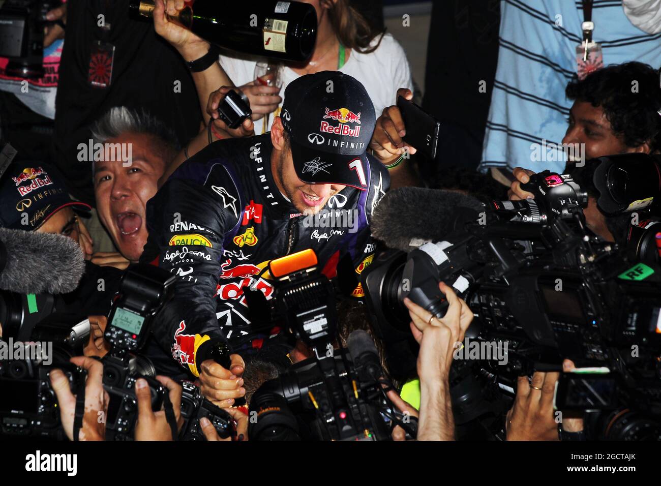 Vincitore della gara e campione del mondo Sebastian Vettel (GER) Red Bull Racing festeggia con la squadra. Gran Premio d'India, domenica 27 ottobre 2013. Grande Noida, Nuova Delhi, India. Foto Stock