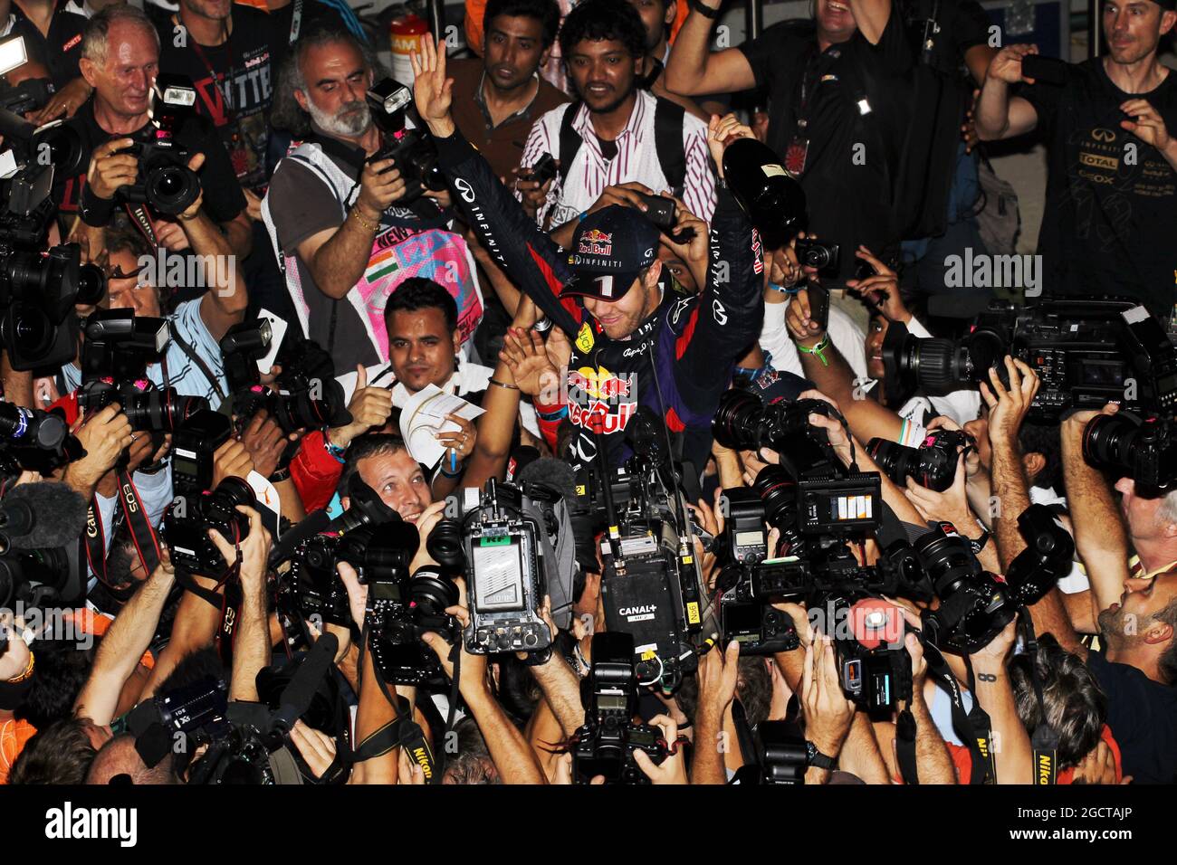 Vincitore della gara e campione del mondo Sebastian Vettel (GER) Red Bull Racing festeggia con la squadra. Gran Premio d'India, domenica 27 ottobre 2013. Grande Noida, Nuova Delhi, India. Foto Stock