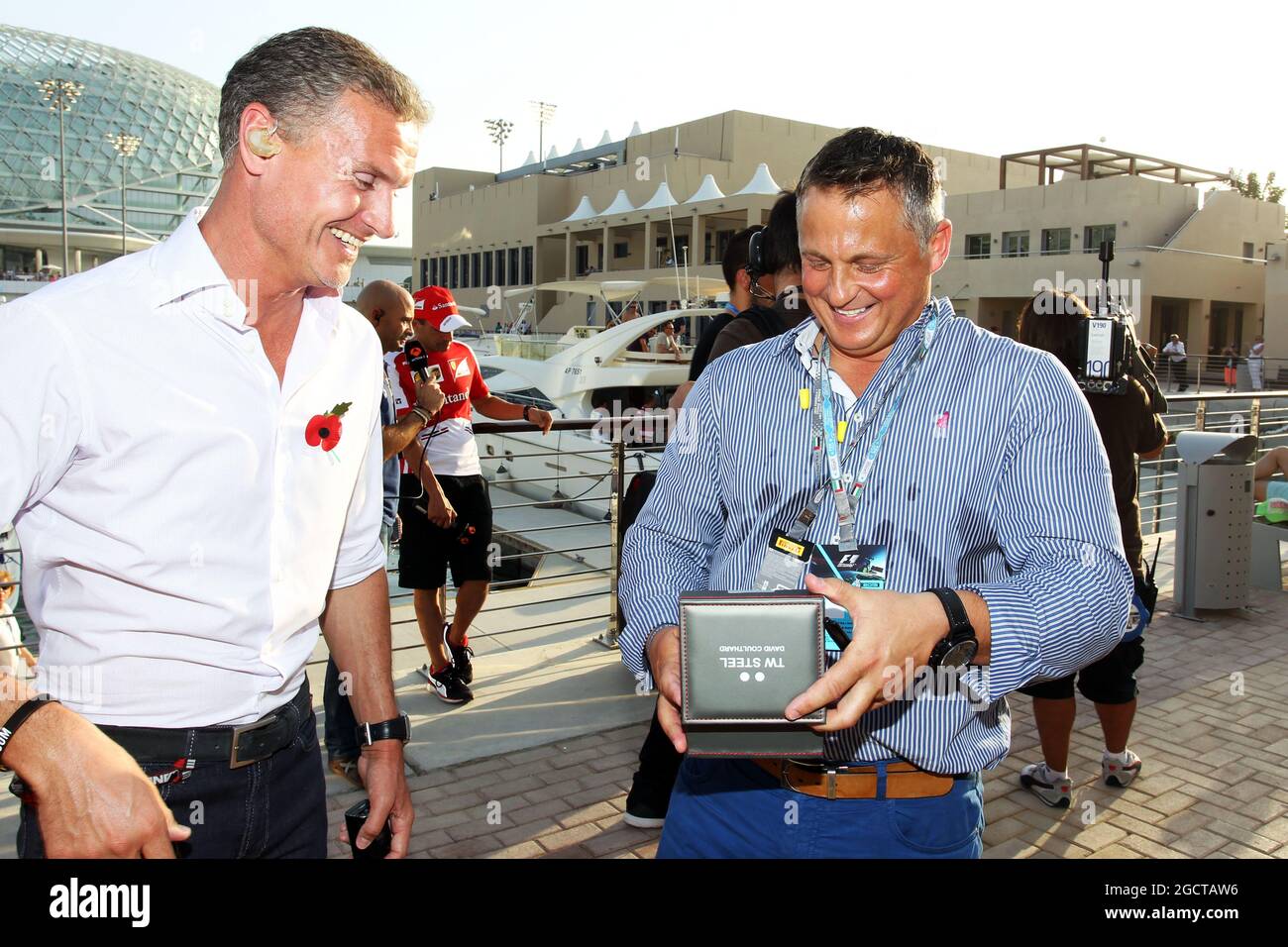 (Da L a R): David Coulthard (GBR) Red Bull Racing e Scuderia Toro Advisor / BBC Television commentatore con Darren Gough (GBR) ex Cricket Player. Gran Premio di Abu Dhabi, sabato 2 novembre 2013. Yas Marina Circuit, Abu Dhabi, Emirati Arabi Uniti. Foto Stock
