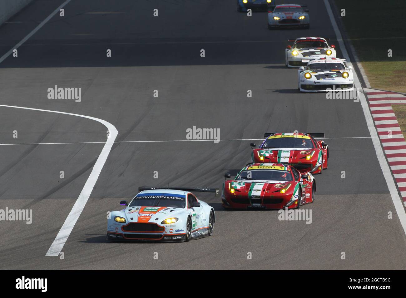 Pedro Lamy (por) / Bruno Senna (BRA) / Richie Stanaway (NZL) Aston Martin Vantage V8. Campionato Mondiale FIA Endurance, turno 7, sabato 9 novembre 2013. Shanghai, Cina. Foto Stock