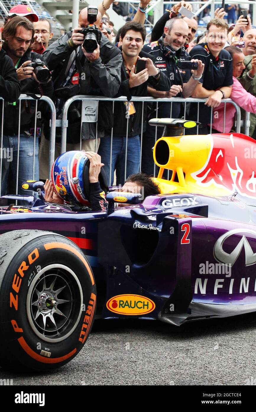 Secondo classificato Mark Webber (AUS) Red Bull Racing RB9 arriva a parc ferme senza il suo casco. Gran Premio del Brasile, domenica 24 novembre 2013. San Paolo, Brasile. Foto Stock