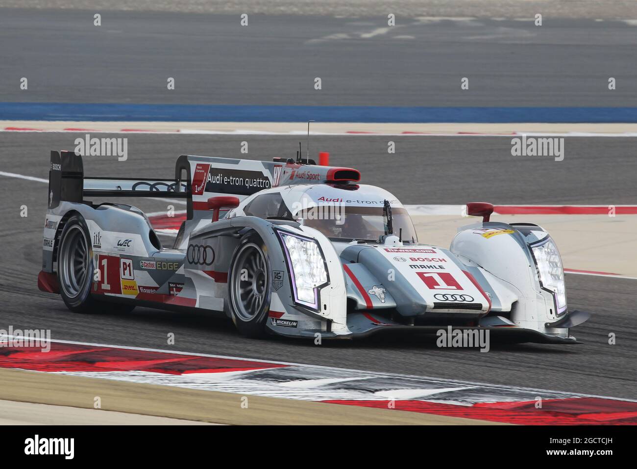 Marcel Fassler (sui) / Andre Lotterer (GER) / Benoit Treluyer (fra) Audi Sport Team Joest, Audi R18 e-tron quattro. Campionato Mondiale FIA Endurance, turno 8, giovedì 28 novembre 2013. Sakhir, Bahrein. Foto Stock