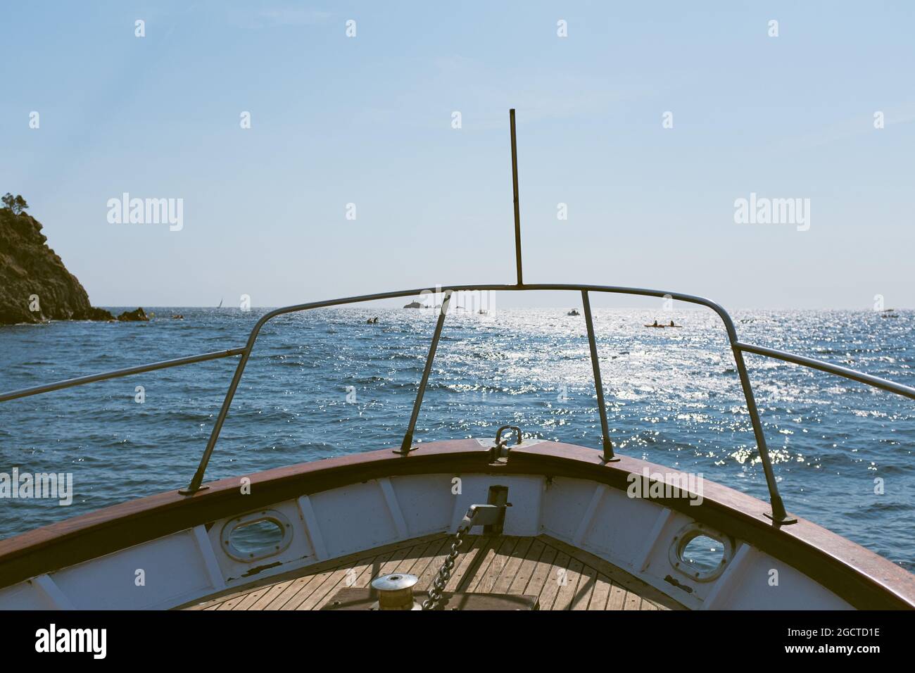 Barca a vela ricreativa che si dirige verso il luminoso Mar Mediterraneo in una giornata di sole di vacanza estiva blu Foto Stock