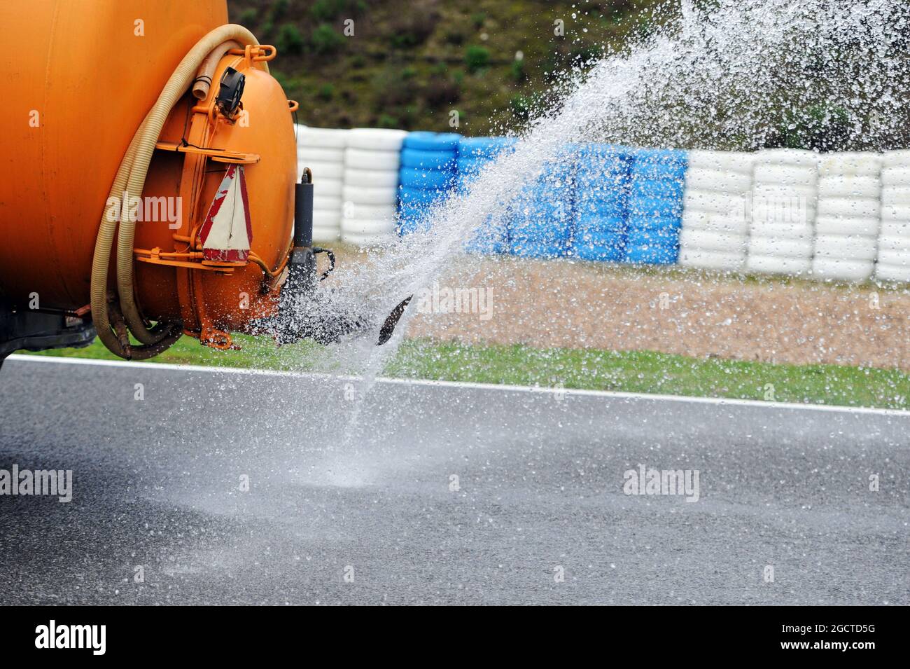 Il trattore irrigatore setta la pista mentre la giornata viene dichiarata la giornata ufficiale delle prove sugli pneumatici Pirelli. Test di Formula uno, giorno due, mercoledì 29 gennaio 2014. Jerez, Spagna. Foto Stock