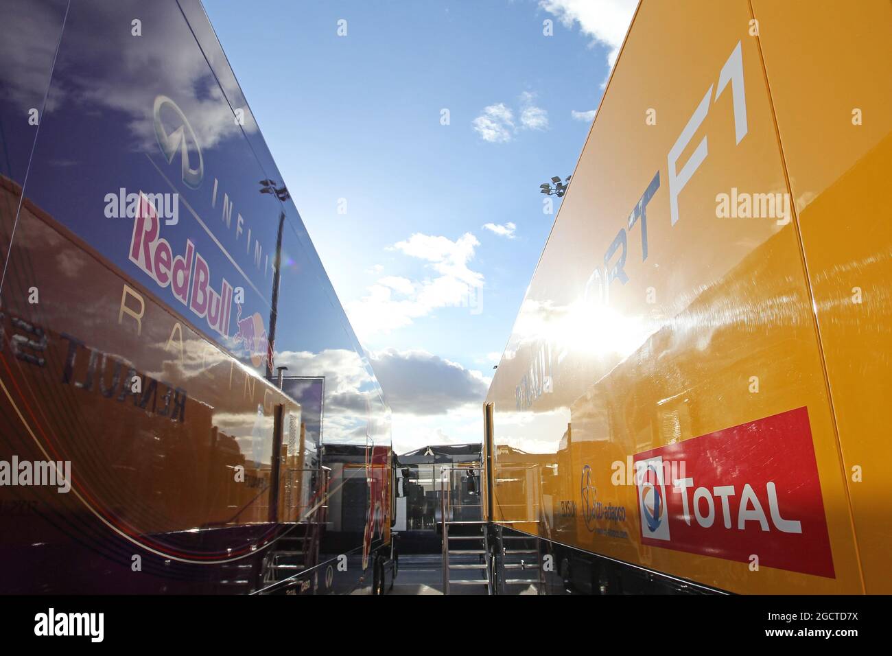 Red Bull Racing e Renault F1 Sport Trucks. Test di Formula uno, giorno due, mercoledì 29 gennaio 2014. Jerez, Spagna. Foto Stock