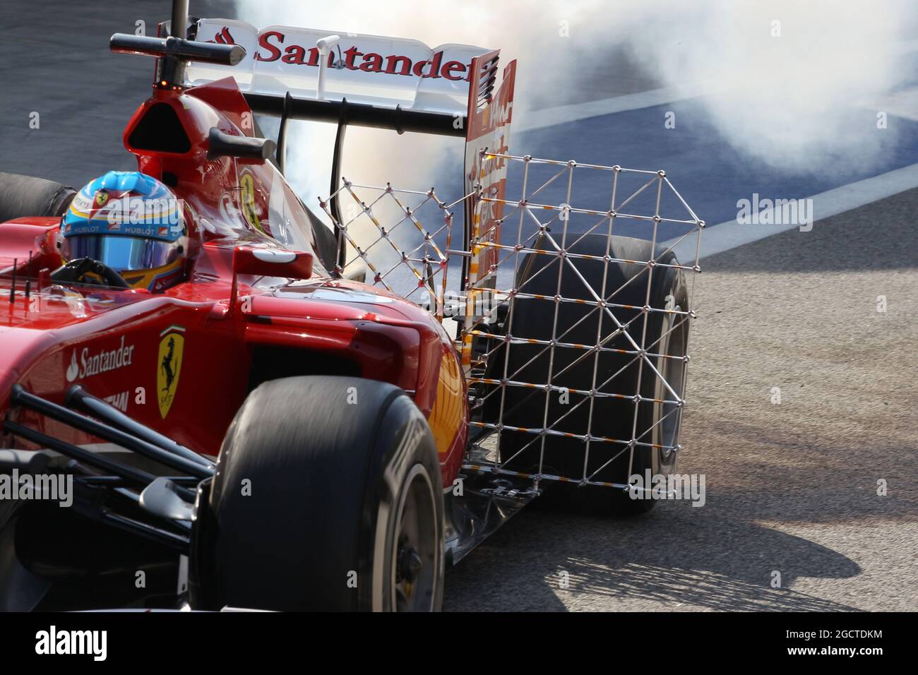 Fernando Alonso (ESP) Ferrari F14-T con sensore di marcia e con fumo che fuoriesce dalla parte posteriore della vettura. Formula uno Test, Bahrain Test One, Day One, mercoledì 19 febbraio 2014. Sakhir, Bahrein. Foto Stock