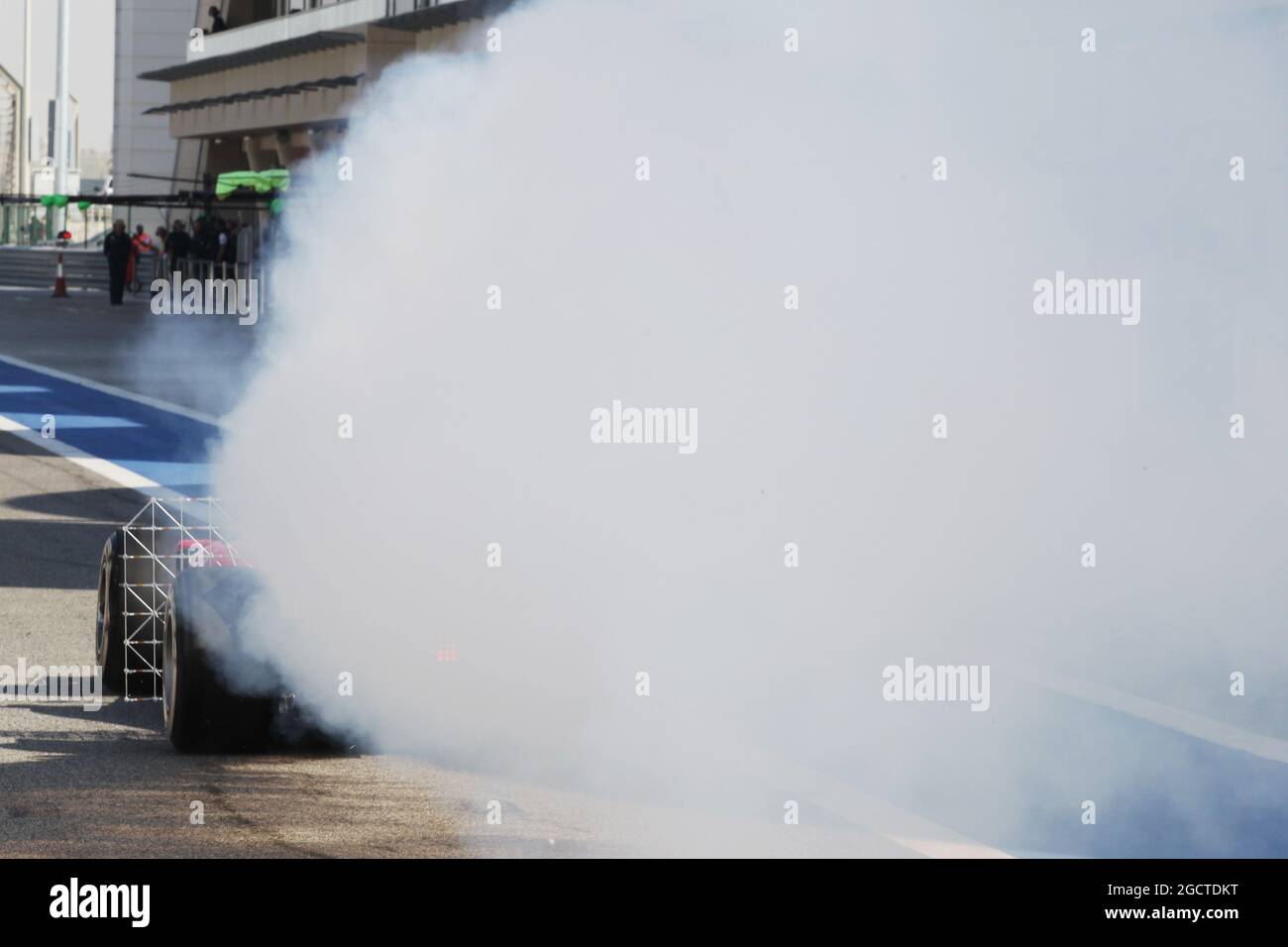 Fernando Alonso (ESP) Ferrari F14-T con sensore di marcia e con fumo che fuoriesce dalla parte posteriore della vettura. Formula uno Test, Bahrain Test One, Day One, mercoledì 19 febbraio 2014. Sakhir, Bahrein. Foto Stock