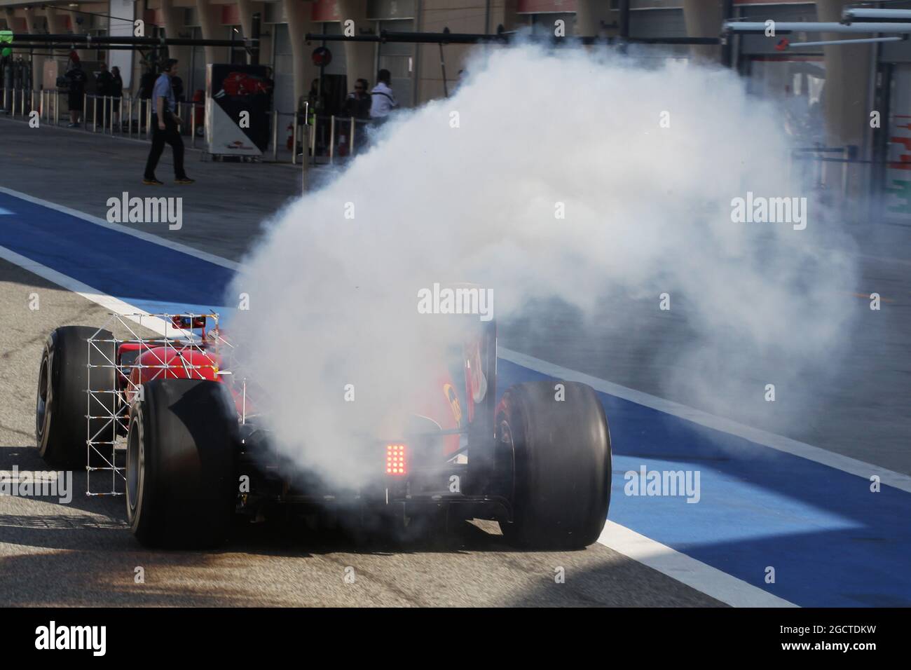 Fernando Alonso (ESP) Ferrari F14-T con sensore di marcia e con fumo che fuoriesce dalla parte posteriore della vettura. Formula uno Test, Bahrain Test One, Day One, mercoledì 19 febbraio 2014. Sakhir, Bahrein. Foto Stock