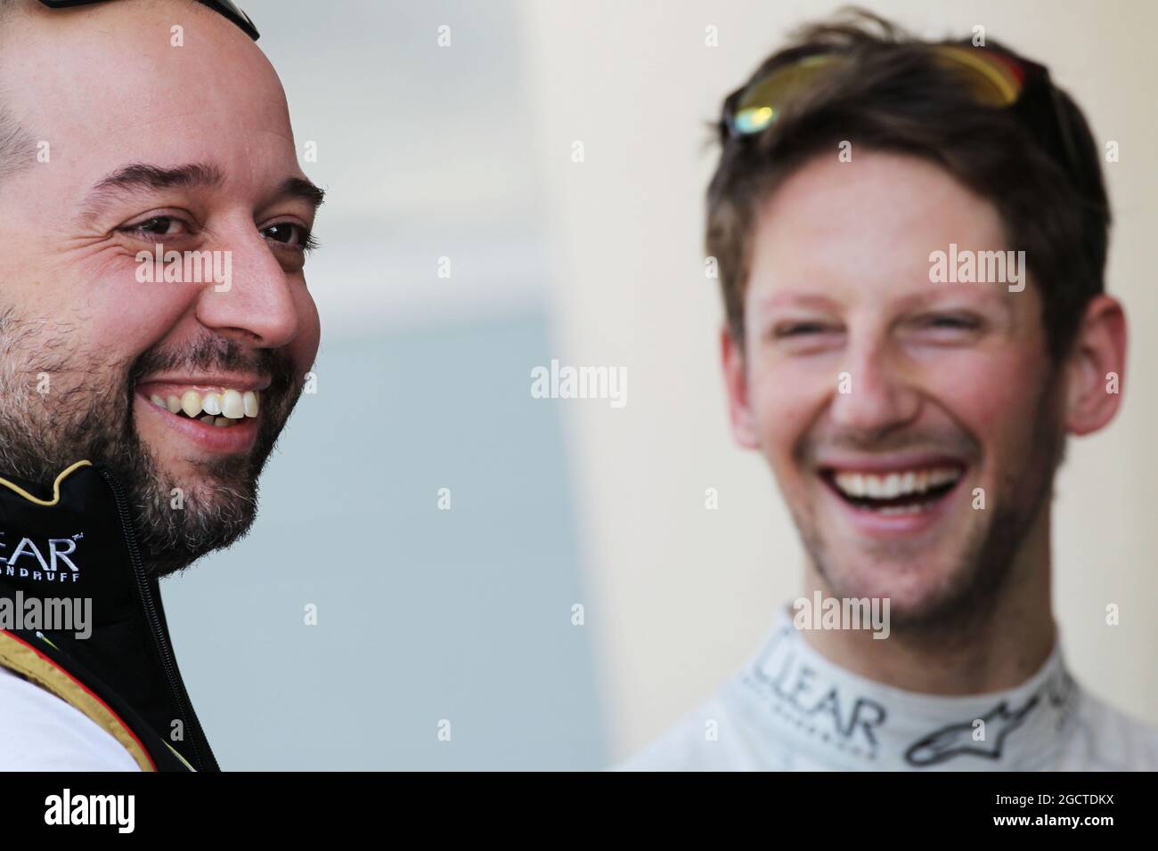(Da L a R): Gerard Lopez (fra) Lotus F1 Team Principal con Romain Grosjean (fra) Lotus F1 Team. Formula uno Test, Bahrain Test One, Day One, mercoledì 19 febbraio 2014. Sakhir, Bahrein. Foto Stock