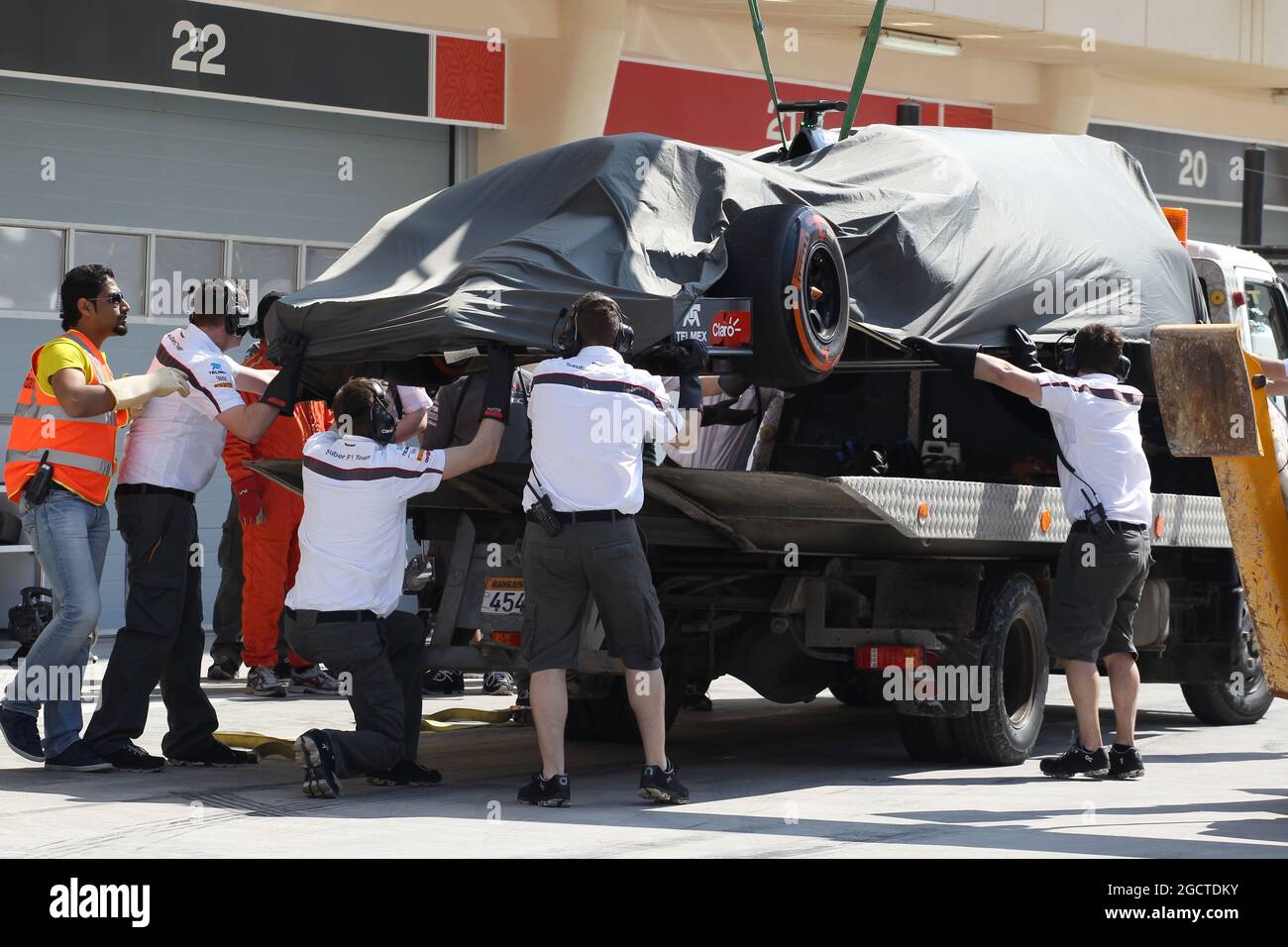La Sauber C33 di Adrian Sutil (GER) Sauber viene recuperata ai box sul retro di un camion. Formula uno Test, Bahrain Test One, Day One, mercoledì 19 febbraio 2014. Sakhir, Bahrein. Foto Stock