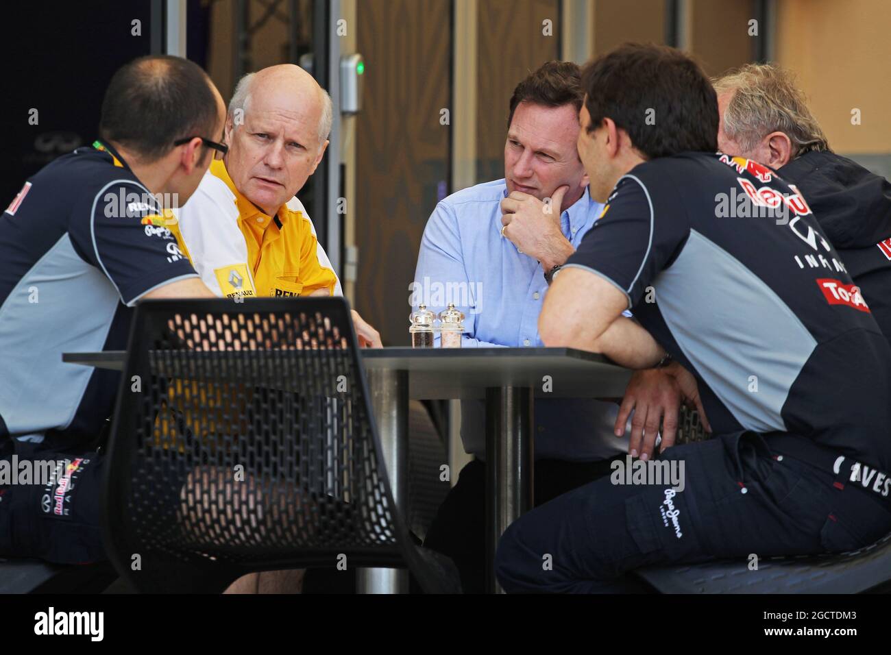 Christian Horner (GBR) Red Bull Racing Team Principal in un incontro con Jean-Michel Jalinier (fra) il presidente e amministratore delegato di Renault F1 Sport, il dottor Helmut Marko (AUT) Red Bull Motorsport Consultant (estrema destra) e altri membri del team Red Bull Racing. Formula uno Test, Bahrain Test One, Day One, mercoledì 19 febbraio 2014. Sakhir, Bahrein. Foto Stock