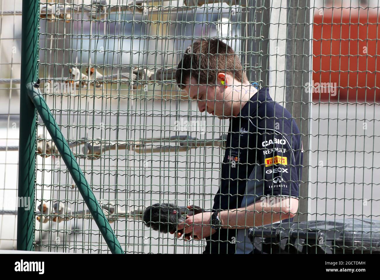 Un ingegnere Red Bull Racing registra i rumori del motore delle vetture che escono dai box. Formula uno Test, Bahrain Test One, Day One, mercoledì 19 febbraio 2014. Sakhir, Bahrein. Foto Stock