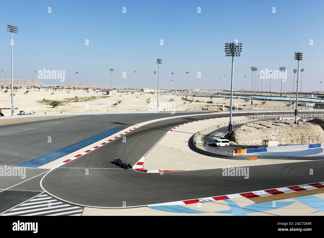 Kevin Magnussen (DEN) McLaren MP4-29. Luci intorno al perimetro del circuito. Formula uno Test, Bahrain Test One, Day One, mercoledì 19 febbraio 2014. Sakhir, Bahrein. Foto Stock
