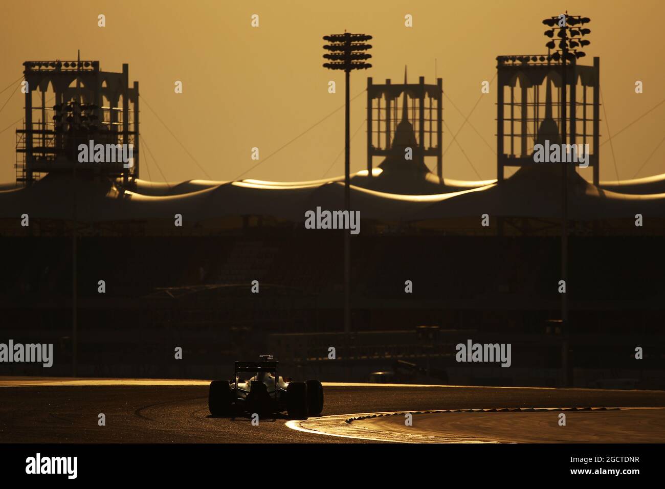 Azione scenografica al tramonto. Formula uno Test, Bahrain Test One, Day One, mercoledì 19 febbraio 2014. Sakhir, Bahrein. Foto Stock