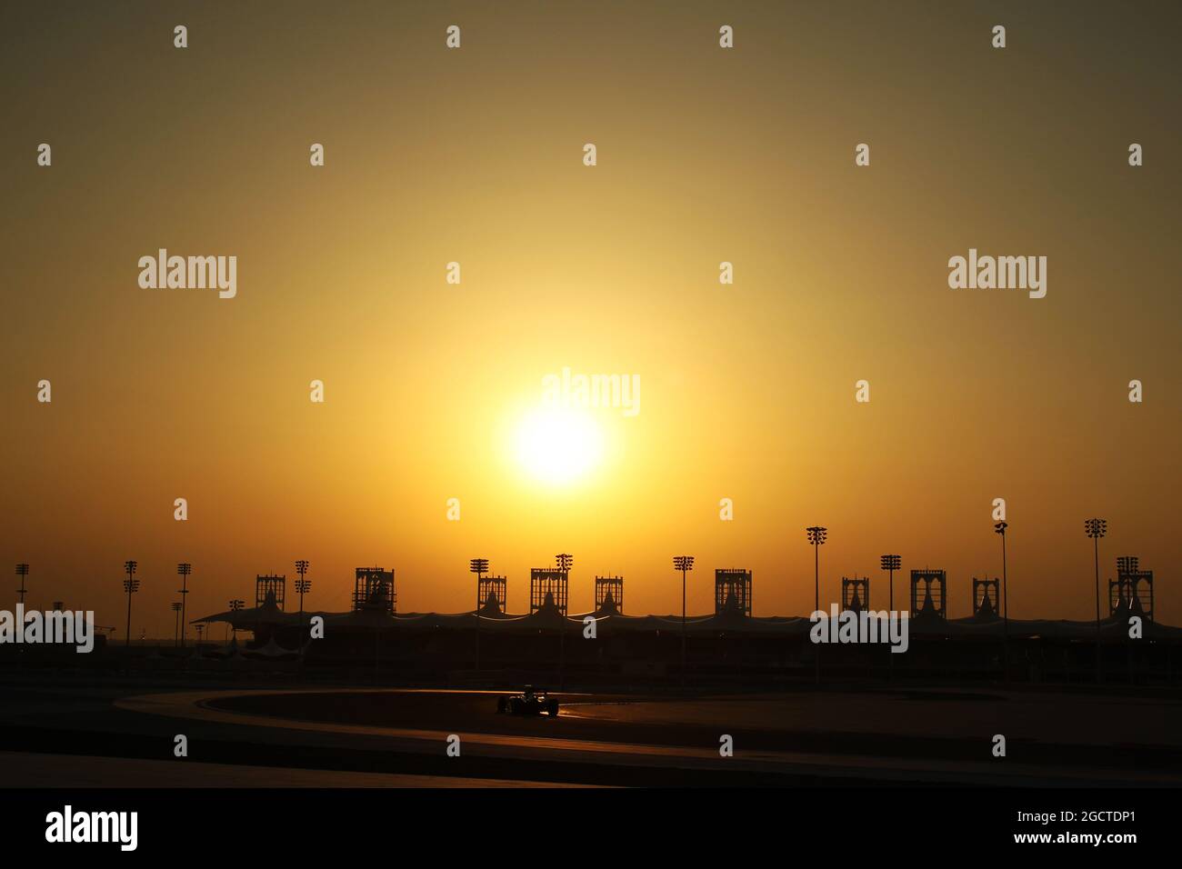 Azione scenografica al tramonto. Formula uno Test, Bahrain Test One, Day One, mercoledì 19 febbraio 2014. Sakhir, Bahrein. Foto Stock