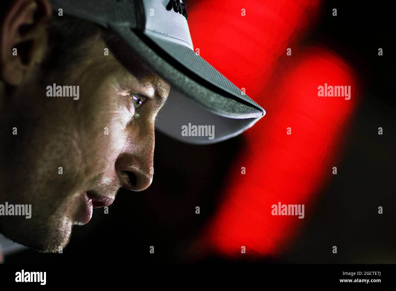 Jenson Button (GBR) McLaren con i media. Test di Formula uno, Test Bahrain due, giorno due, venerdì 28 febbraio 2014. Sakhir, Bahrein. Foto Stock