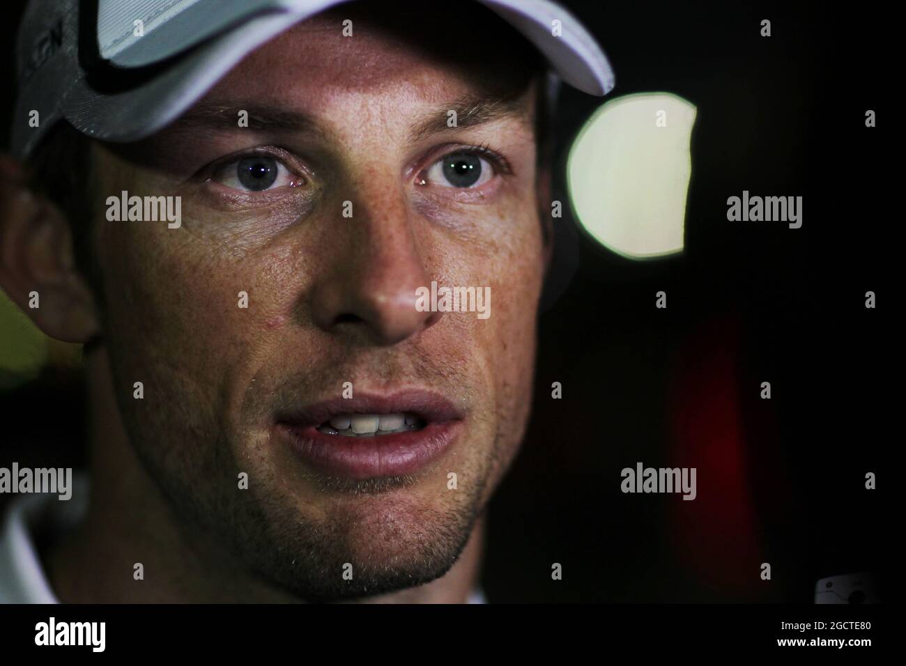 Jenson Button (GBR) McLaren con i media. Test di Formula uno, Test Bahrain due, giorno due, venerdì 28 febbraio 2014. Sakhir, Bahrein. Foto Stock