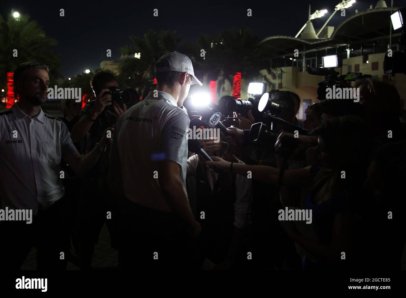 Jenson Button (GBR) McLaren con i media. Test di Formula uno, Test Bahrain due, giorno due, venerdì 28 febbraio 2014. Sakhir, Bahrein. Foto Stock