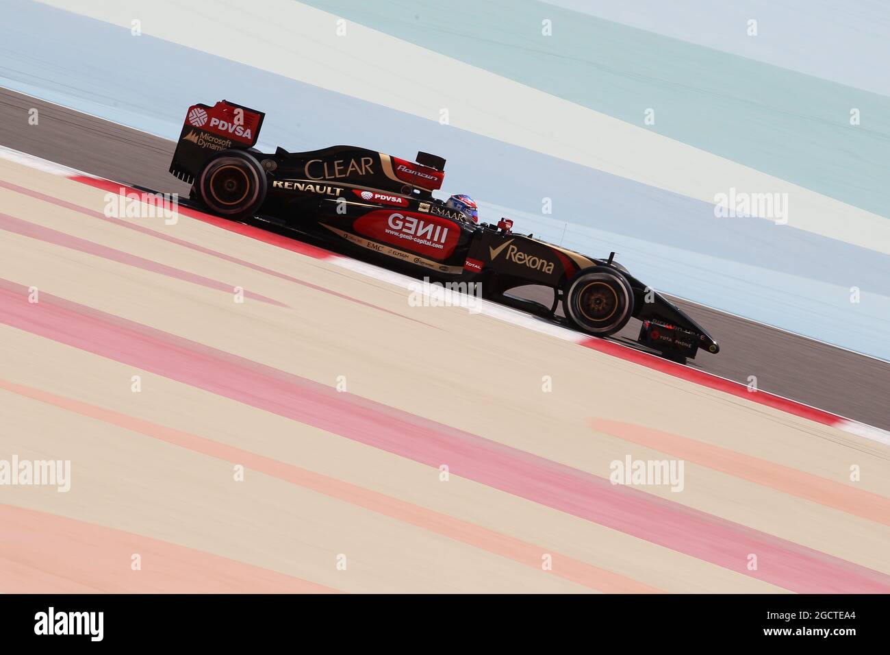 Romain Grosjean (fra) Lotus F1 E22. Test di Formula uno, Test Bahrain due, giorno tre, Sabato 1° match 2014. Sakhir, Bahrein. Foto Stock