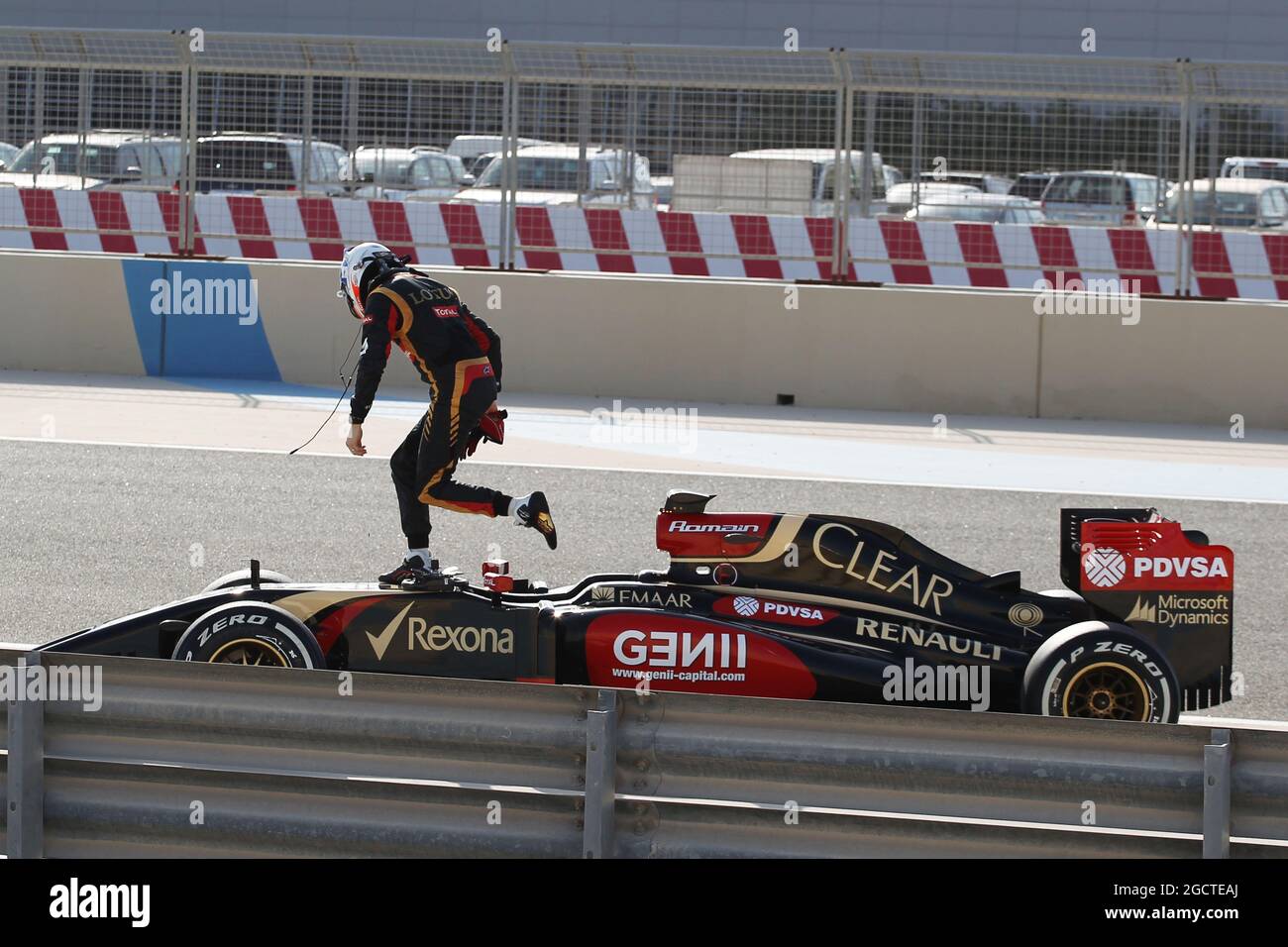 Romain Grosjean (fra) Lotus F1 E22 si ferma sul circuito. Test di Formula uno, Test Bahrain due, giorno tre, Sabato 1° match 2014. Sakhir, Bahrein. Foto Stock