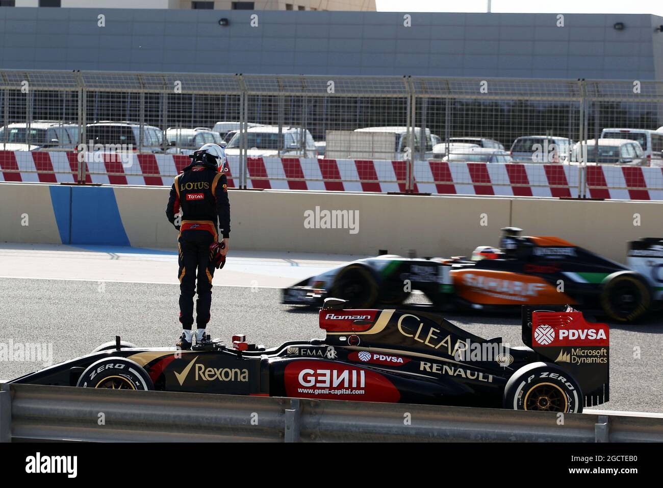 Romain Grosjean (fra) Lotus F1 E22 si ferma sul circuito ed è superato da Nico Hulkenberg (GER) Sahara Force India F1 VJM07. Test di Formula uno, Test Bahrain due, giorno tre, Sabato 1° match 2014. Sakhir, Bahrein. Foto Stock