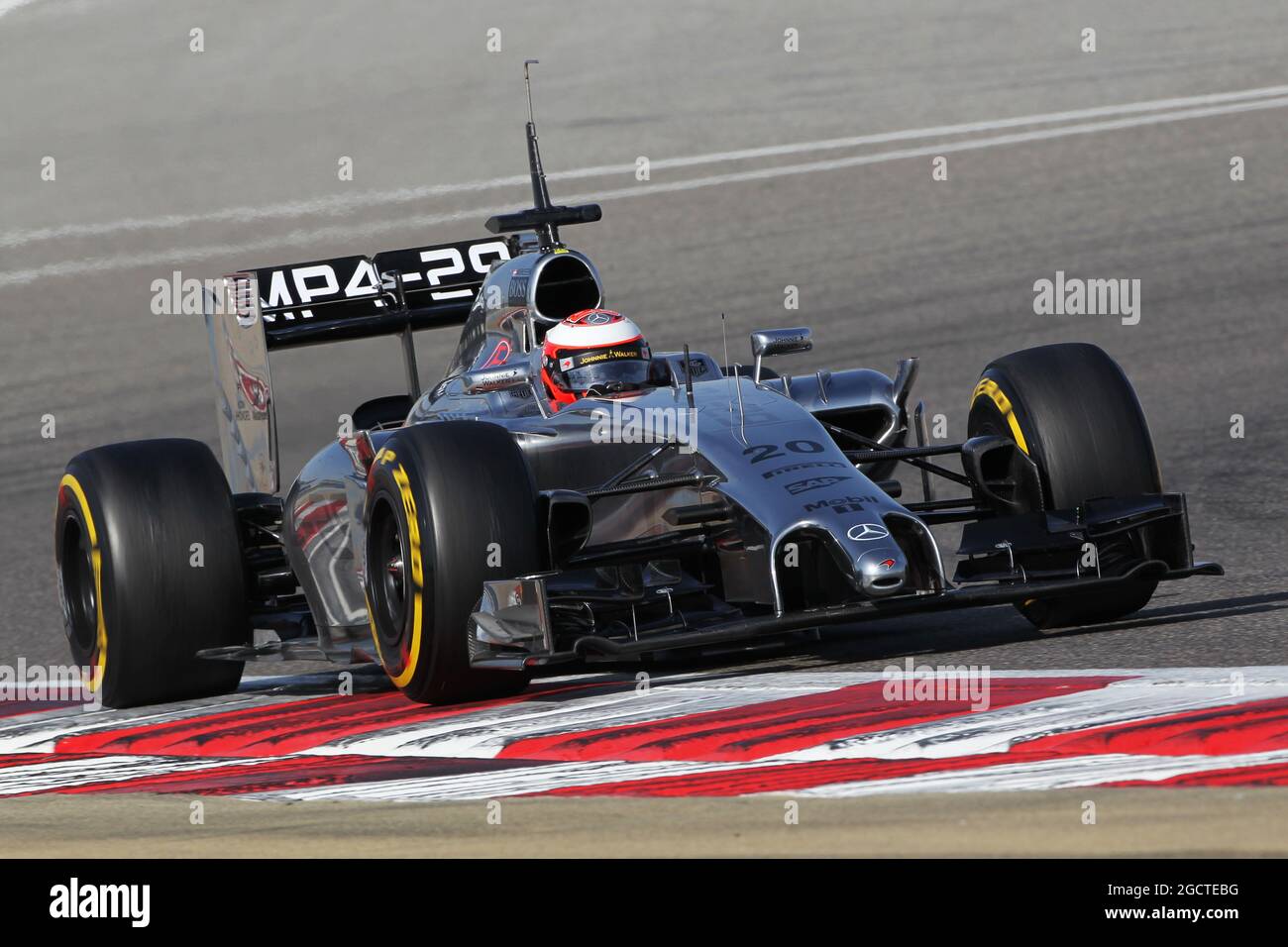 Kevin Magnussen (DEN) McLaren MP4-29. Test di Formula uno, Test Bahrain due, giorno tre, Sabato 1° match 2014. Sakhir, Bahrein. Foto Stock