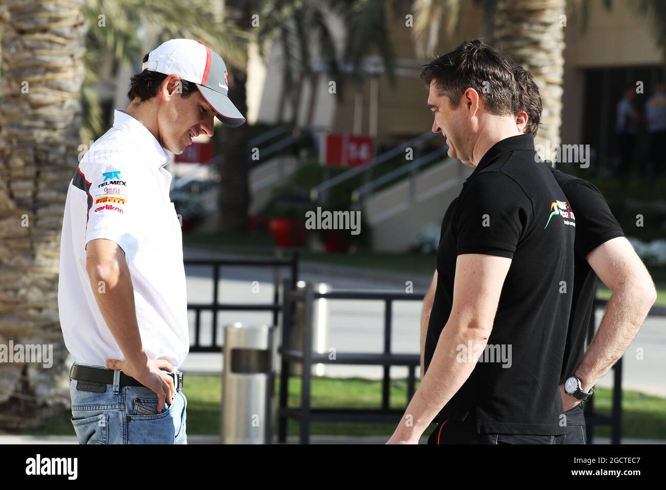 (Da L a R): Adrian Sutil (GER) Sauber con Bradley Joyce (GBR) Saara Force India F1 Race Engineer. Formula uno Test, Bahrain Test due, Day Four, Domenica 2 Marzo 2014. Sakhir, Bahrein. Foto Stock
