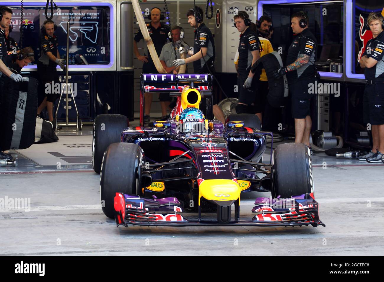 Sebastian Vettel (GER) Red Bull Racing RB10 lascia i box. Formula uno Test, Bahrain Test due, Day Four, Domenica 2 Marzo 2014. Sakhir, Bahrein. Foto Stock