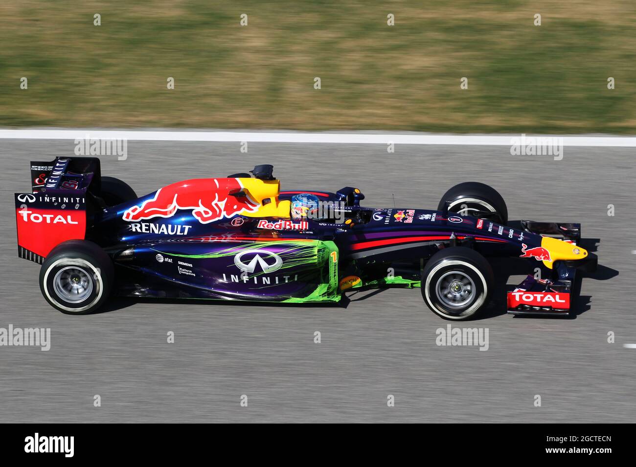 Sebastian Vettel (GER) Red Bull Racing RB10 esecuzione di vernice Flow-Vis sul cavalletto. Formula uno Test, Bahrain Test due, Day Four, Domenica 2 Marzo 2014. Sakhir, Bahrein. Foto Stock