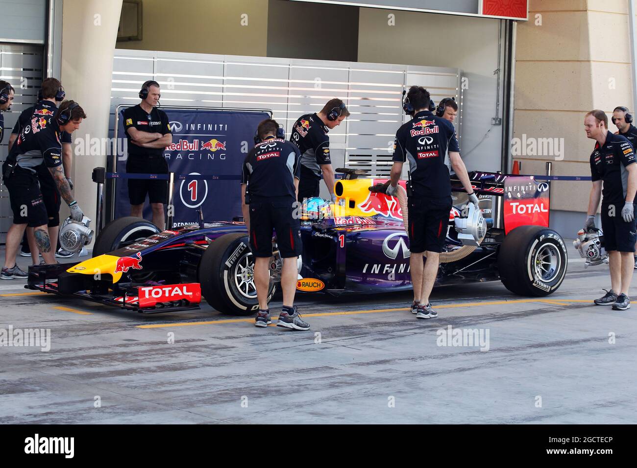 Sebastian Vettel (GER) Red Bull Racing RB10 ai box. Formula uno Test, Bahrain Test due, Day Four, Domenica 2 Marzo 2014. Sakhir, Bahrein. Foto Stock