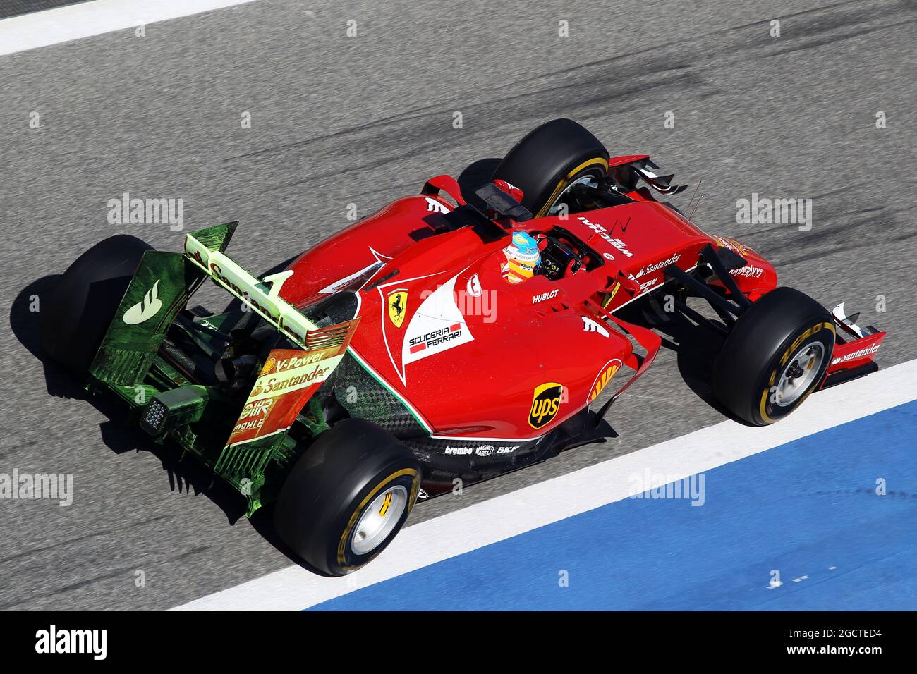 Fernando Alonso (ESP) Ferrari F14-T esecuzione di vernice Flow-VIS sul parafango posteriore. Formula uno Test, Bahrain Test due, Day Four, Domenica 2 Marzo 2014. Sakhir, Bahrein. Foto Stock