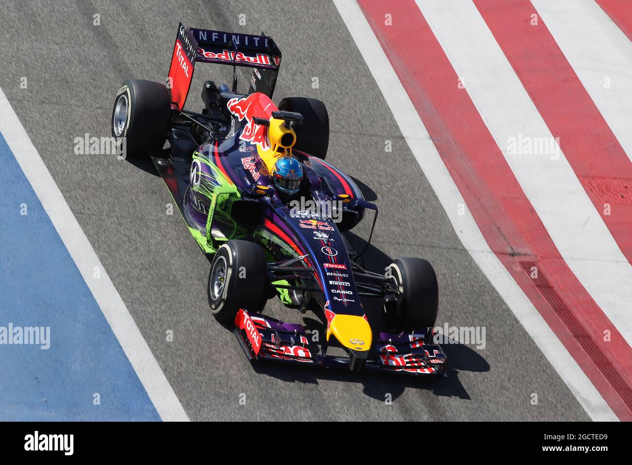 Sebastian Vettel (GER) Red Bull Racing RB10 esecuzione di vernice Flow-Vis sul cavalletto. Formula uno Test, Bahrain Test due, Day Four, Domenica 2 Marzo 2014. Sakhir, Bahrein. Foto Stock