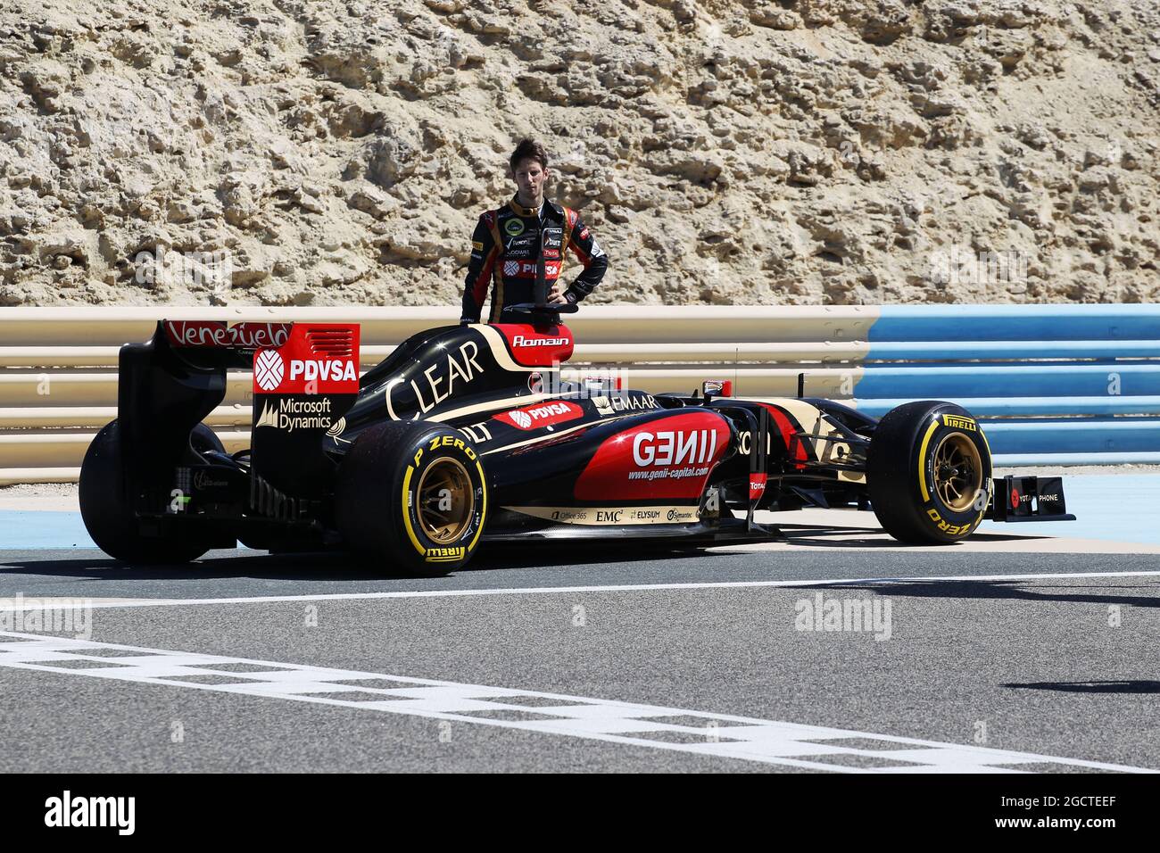 Romain Grosjean (fra) Lotus F1 E22 si ferma sul circuito. Formula uno Test, Bahrain Test due, Day Four, Domenica 2 Marzo 2014. Sakhir, Bahrein. Foto Stock